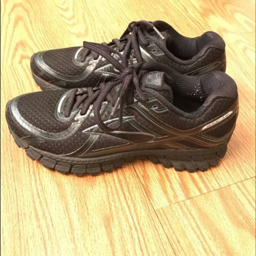 Women’s brooks