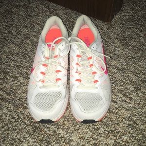 White nike tennis shoes