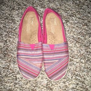 Pink patterned TOMS