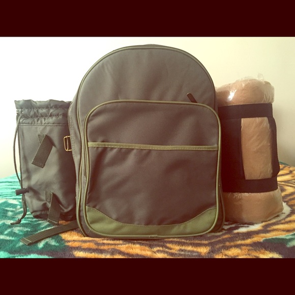 BRAND NEW! Picnic at Ascot Backpack for 4