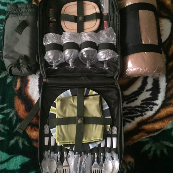 BRAND NEW! Picnic at Ascot Backpack for 4
