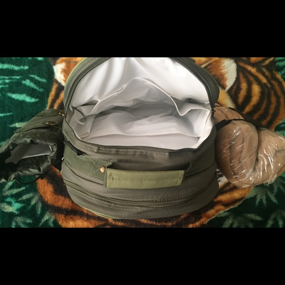 BRAND NEW! Picnic at Ascot Backpack for 4 main image 4