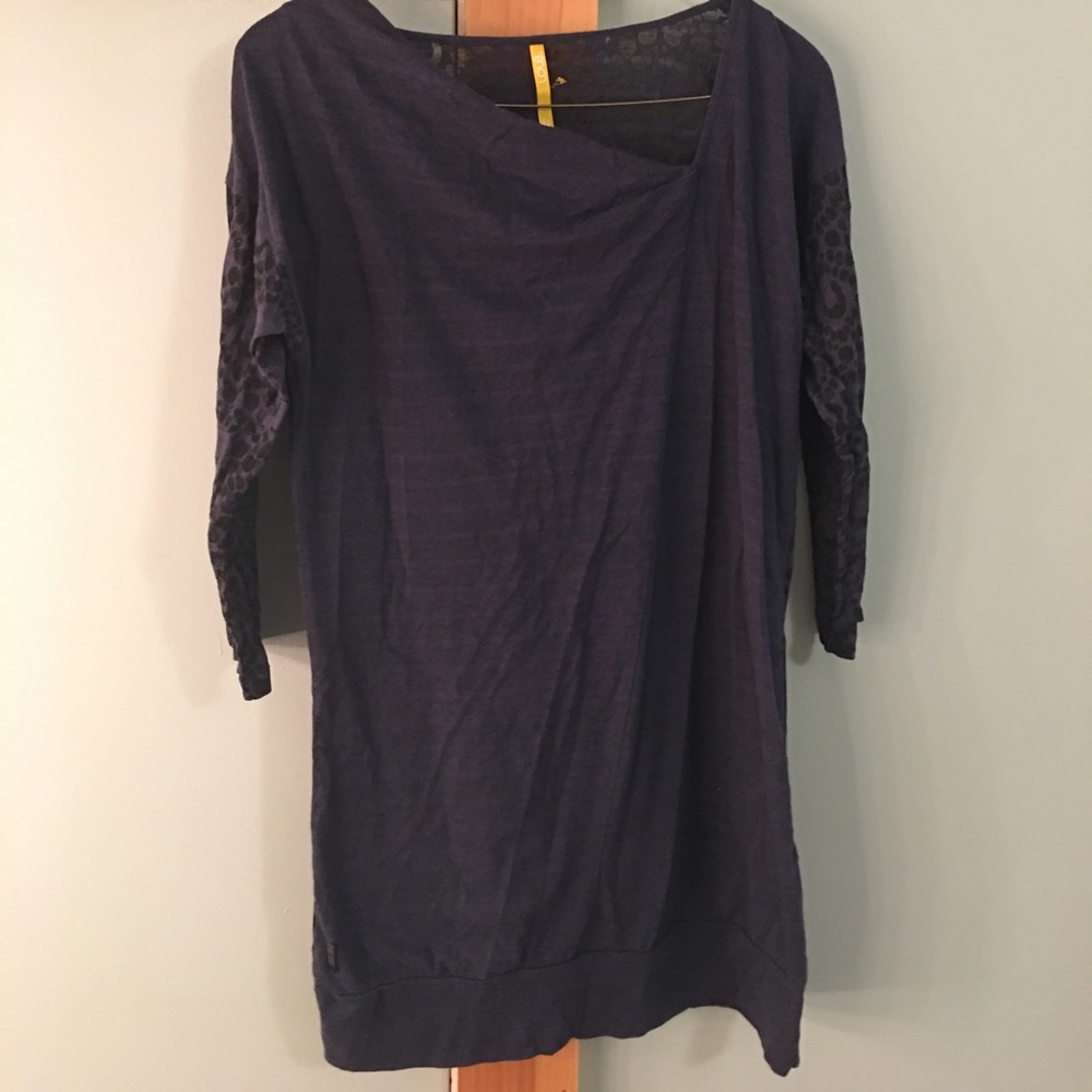 Lole tunic w see through half moon pattern in back