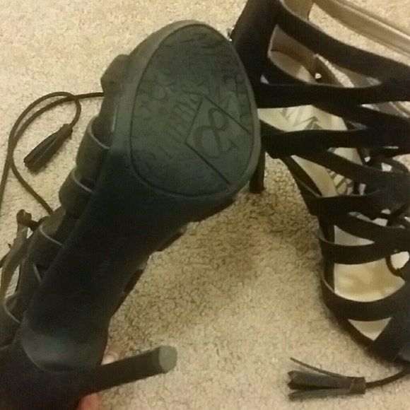 Strap up high heels - Picture 3 of 4