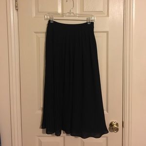 Black h&m pleated skirt.size 4