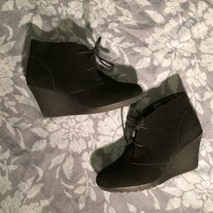 Like new! White Mountain Black Suede Booties!
