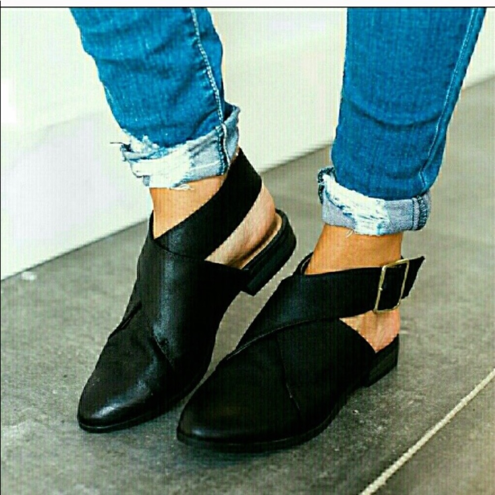 Faux leather women's flat with buckle back