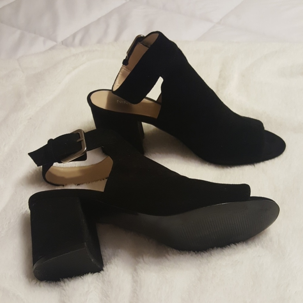 Black pumps