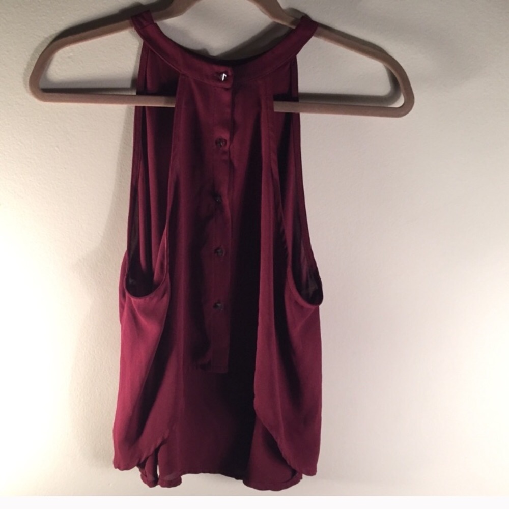 Sleeveless button up back blouse