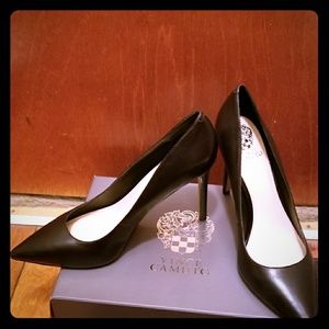 Vince Camuto norida black pumps.