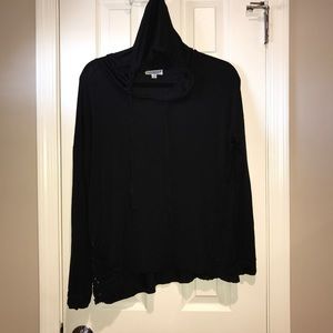 🦋Black lightweight long sleeve w/ lace details🦋