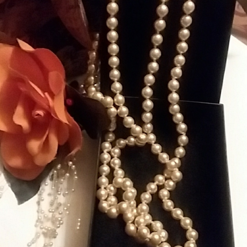 💕Breakfast At Tiffany Style Pearl Neckalace💕 - Picture 2 of 3