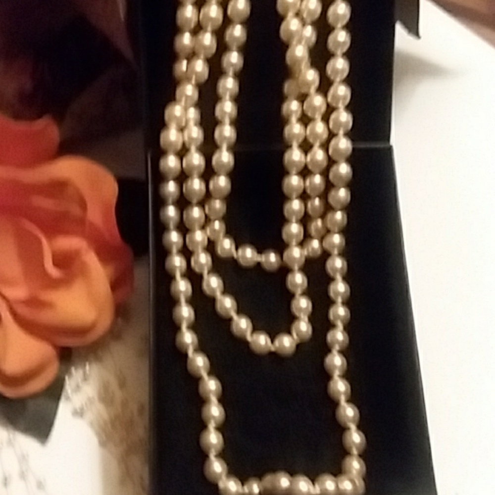 💕Breakfast At Tiffany Style Pearl Neckalace💕 - Picture 3 of 3