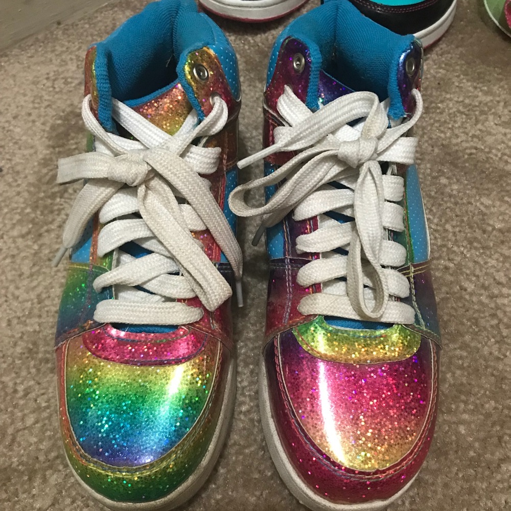 Size 5 youth or 5/6 woman’s sneakers
