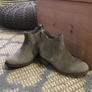 Ugg Gray Chelsea Bootie sz 7