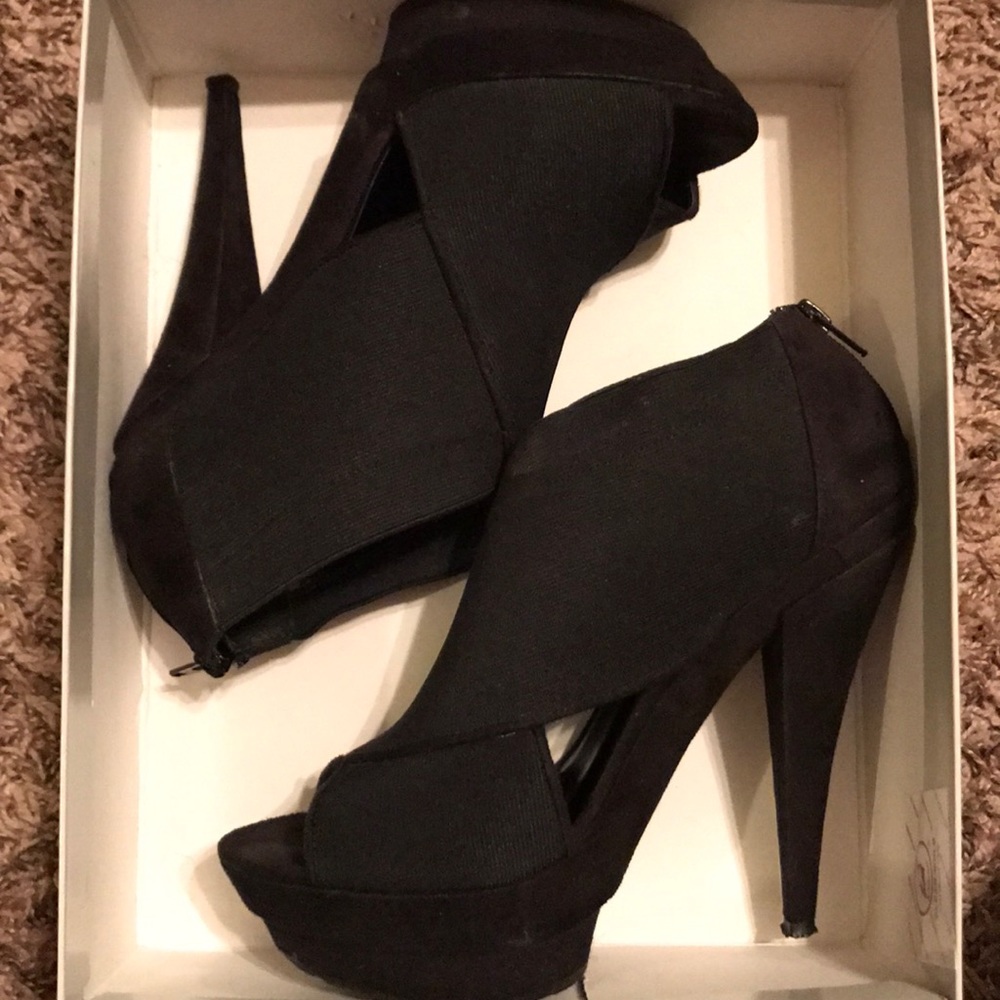 Sexy black peep toe booties!