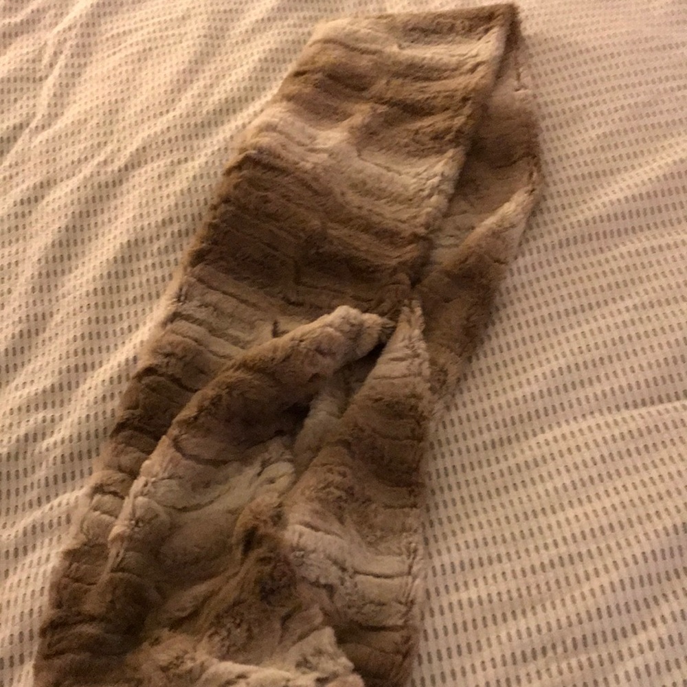 Faux fur infinity scarf. - Picture 3 of 3