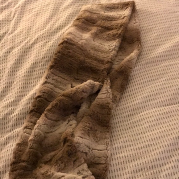 Faux fur infinity scarf. - Picture 3 of 3