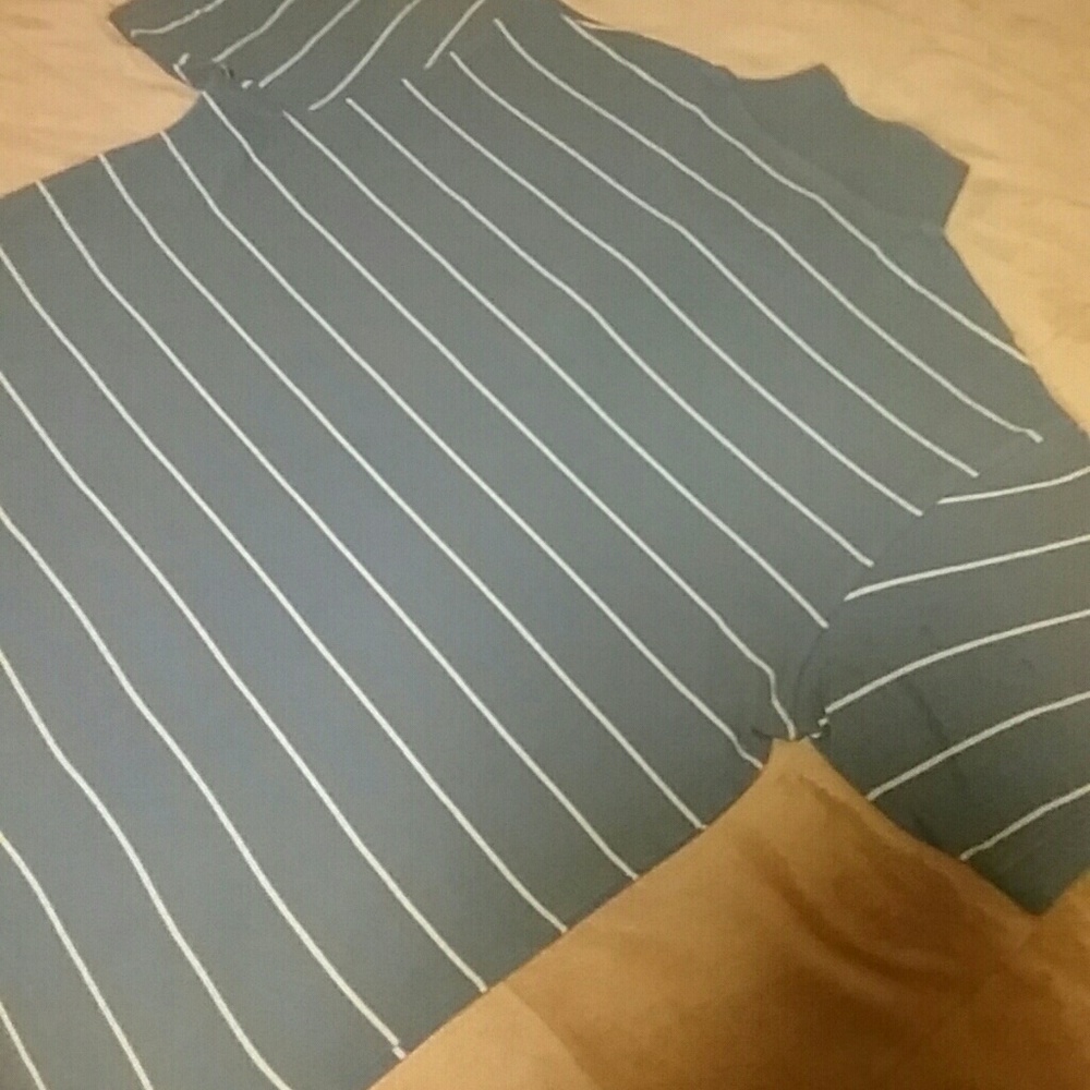 Shirts (2) - Picture 7 of 8
