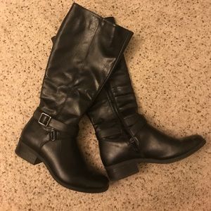 Woman’s Black Mid Calf Boot