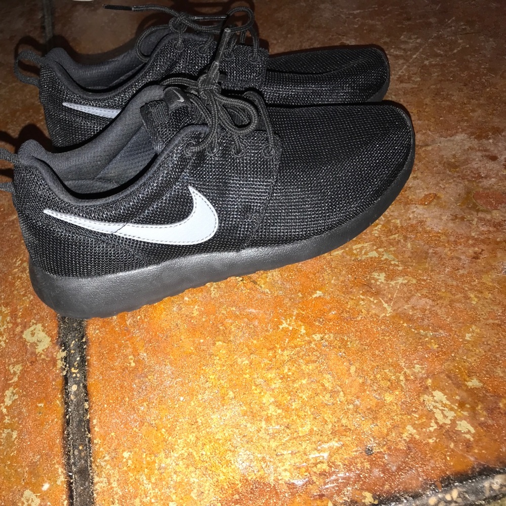 Black Nike Roshe Shoes