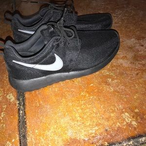 Black Nike Roshe Shoes