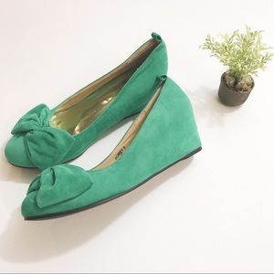 Chase & Chloe Hidden Wedge Green Velvet Shoes