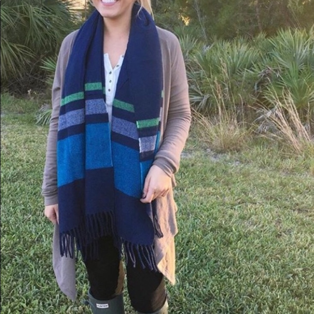 ❄️Oversized Blue Plaid Wrap Scarf ❄️ NWT