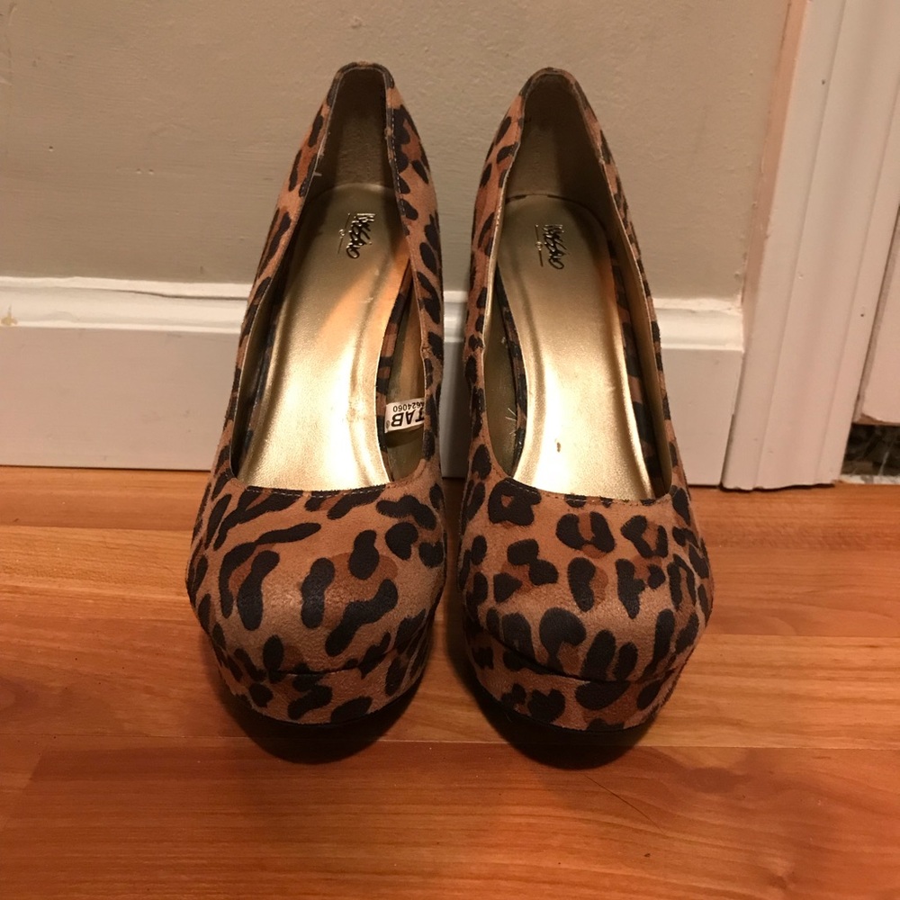 7.5 Leopard print heels