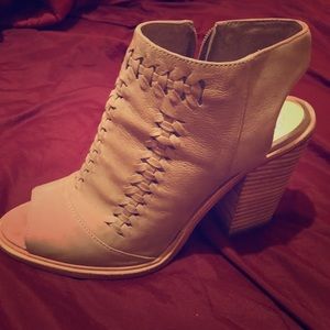 Vince Camuto Tan booties size 9