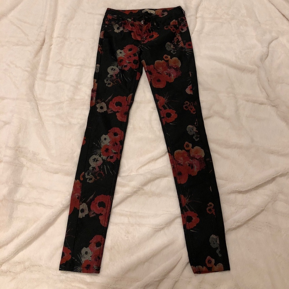 BLACK FLORAL SKINNIES