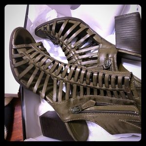 Olive green Nine West chunky heel sandal size 8
