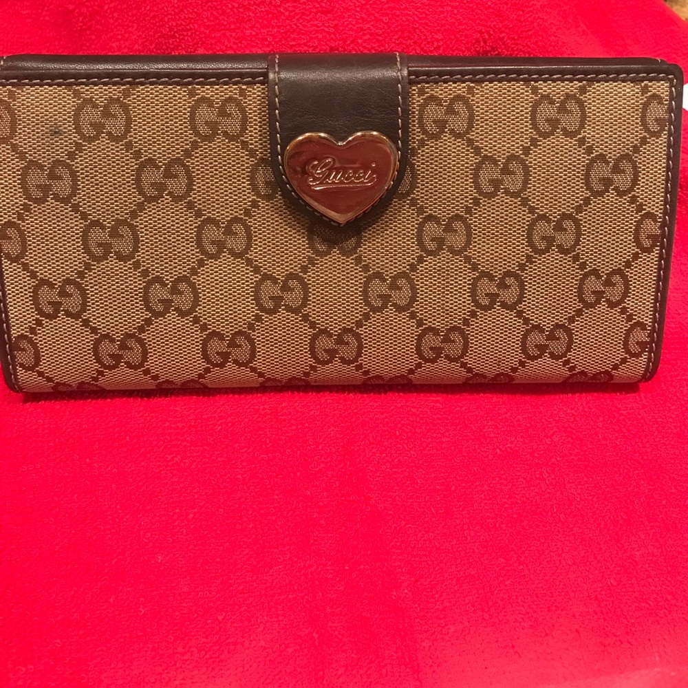 Authentic Gucci heart clasp wallet 💛