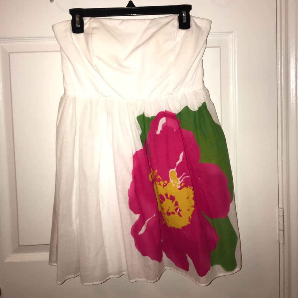 White flush city triangles dress