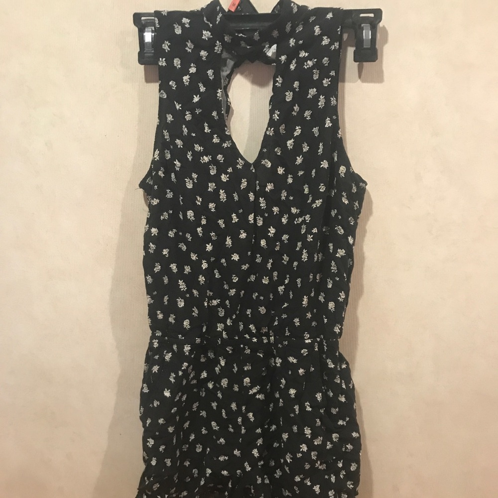 Choker vneck and cut out back romper