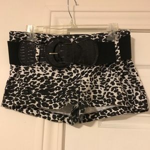 Leopard print shorts with belt