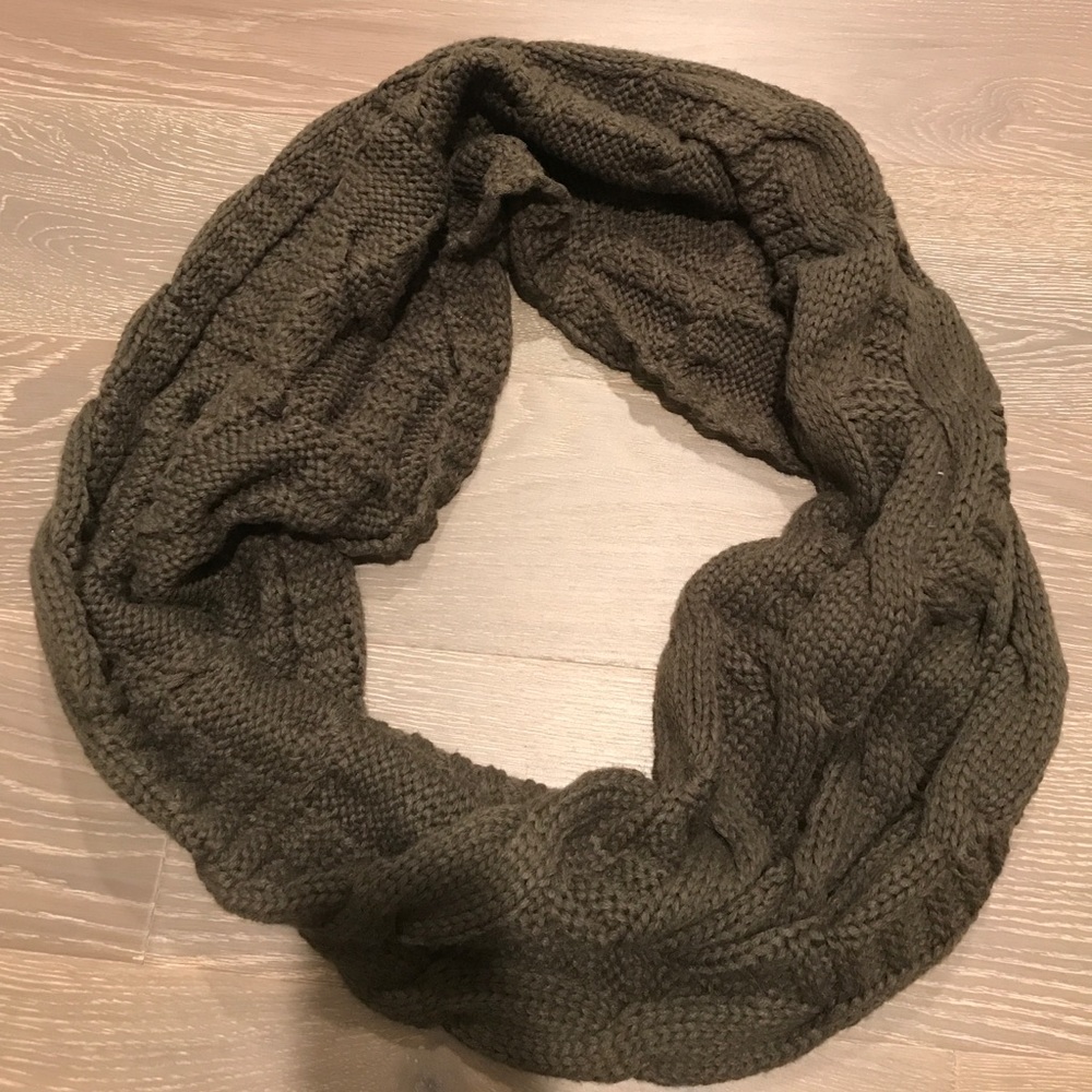 •Look Infinity Scarf•