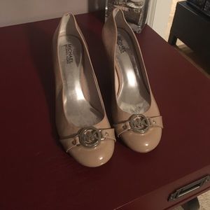 MK nude color short pumps