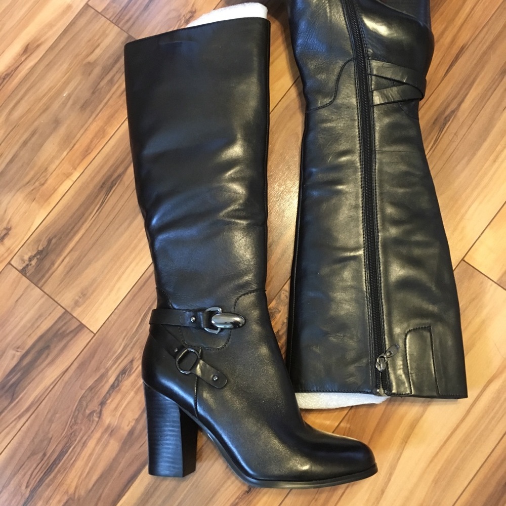 Black leather Tahari boots