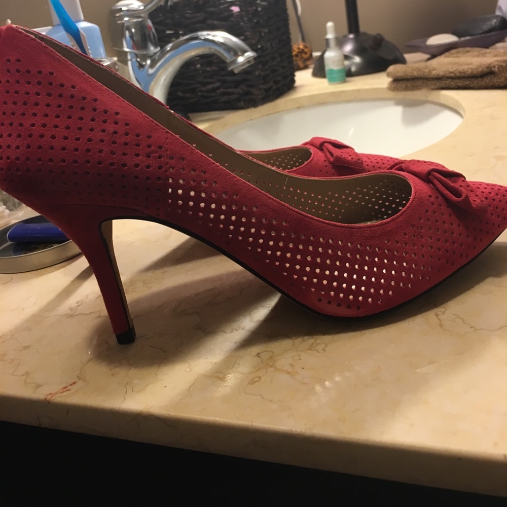 Suede dark pink perforated pump