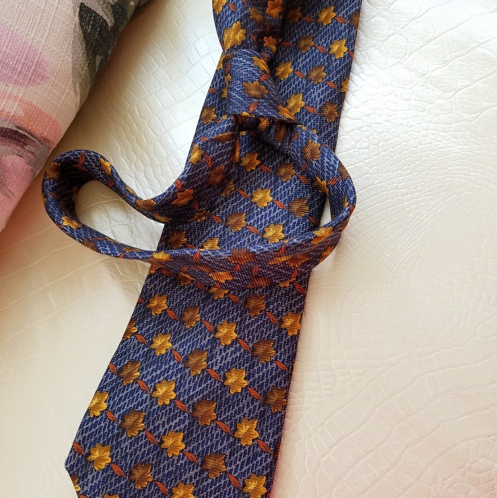Very nice tie .. made in Italy