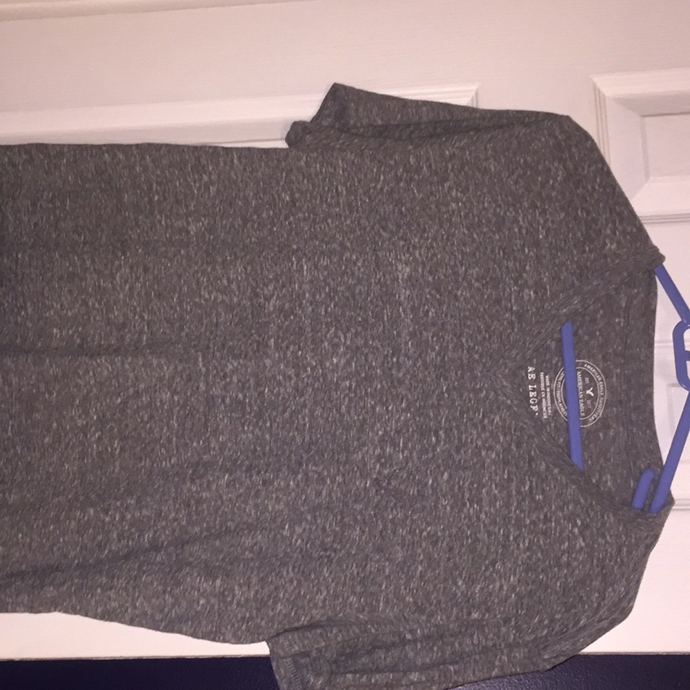 AMERICAN EAGLE OUTFITTERS tee shirt vee neck