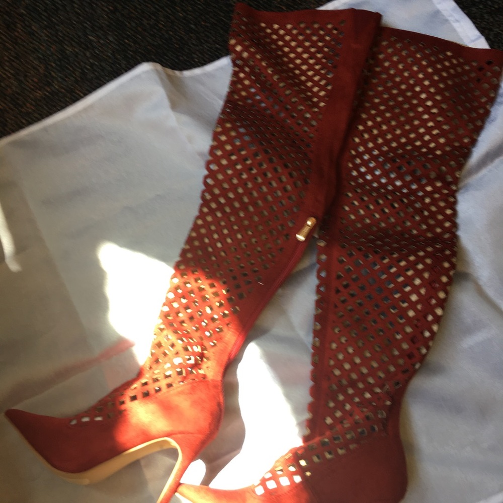 Ladies thigh high boots with heel-never worn
