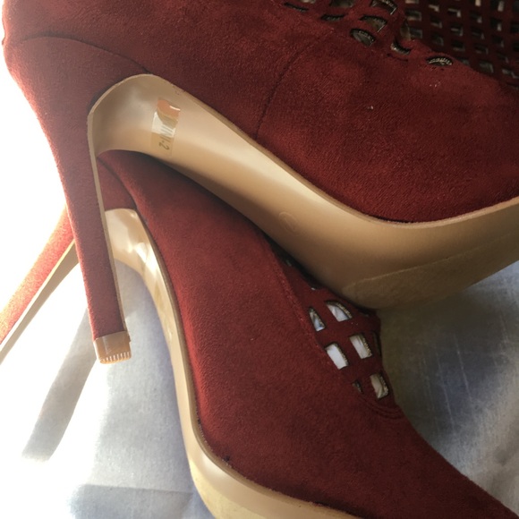 Ladies thigh high boots with heel-never worn - Picture 5 of 7