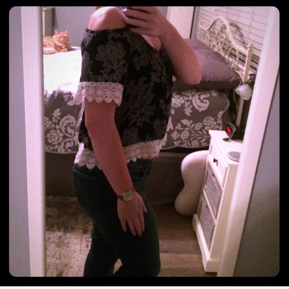 Lace Cold Shoulder crop top❤️ Open back/flowy fit