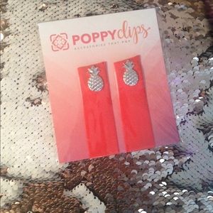 Poppy clips with pineapples