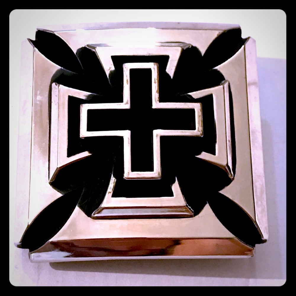 DOUBLE CROSS BUCKLE
