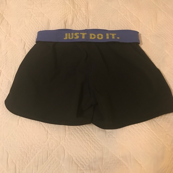Black and blue Nike shorts - Picture 3 of 4
