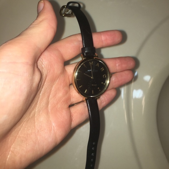 Black and gold marc Jacobs watch - Picture 2 of 5