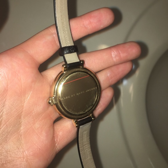 Black and gold marc Jacobs watch - Picture 4 of 5